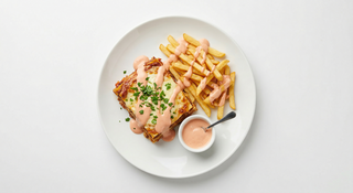 Lasagna cu cartofi prajiti si sos marie rose