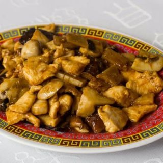 67. Pollo con bambú y setas chinas