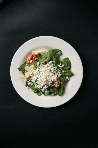 Салат з куркою, шпинатом та молодою бринзою (200г)