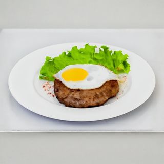 Бифштекс рубленый с яйцом