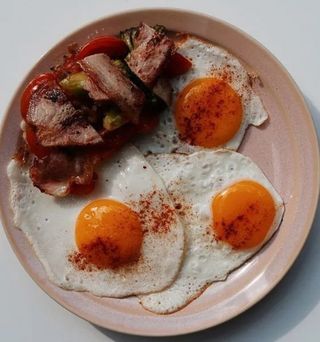 Оката яєшня з овочами та беконом із скоринкою