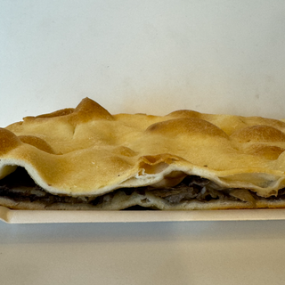 Focaccia farcita con scarola, pinoli, uvetta e acciughe