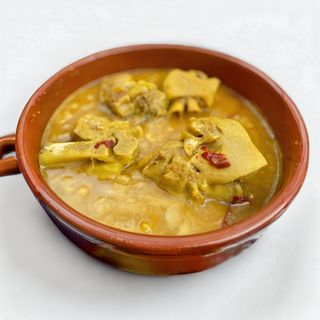 Manitas de cerdo en salsa de almendras