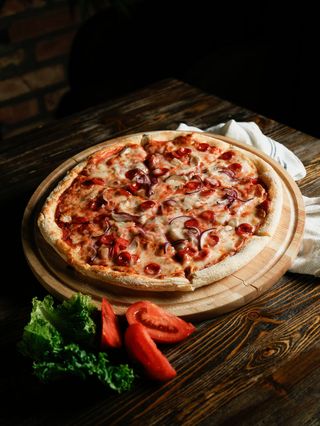 С охотничьими колбасками и маринованными огурчиками (597г)