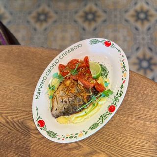 Дорадо з картопляним пюре та овочачи