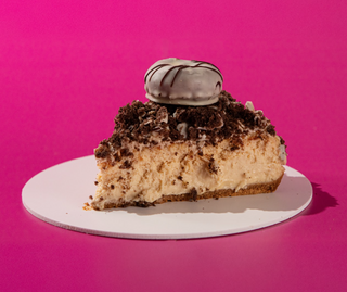 Tarta De Queso Porción Chocolate Blanco Y Donettes Blancos