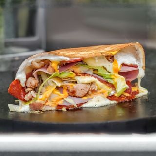 Палачинка с пилешко филе, гауда, пържени картофи и сирене Филаделфия