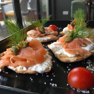 Bruskete sa dimljenim lososom 