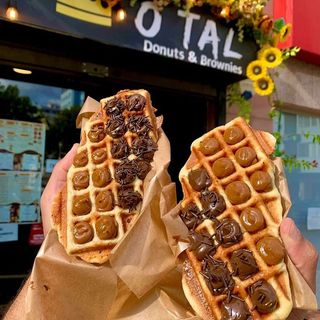 2X WAFFLE DE BRUXELAS C/ TOPPINGS DOCE DE LEITE E BRIGADEIRO TRADICIONAL