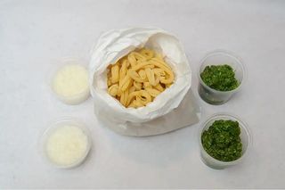 Strozzapreti z pesto bazyliowym – zestaw dla dwojga