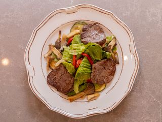 Теплий салат з телятиною (240g)