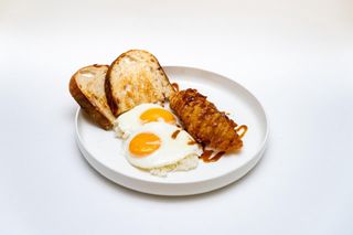 Филе судака с глазуньей и рисом 