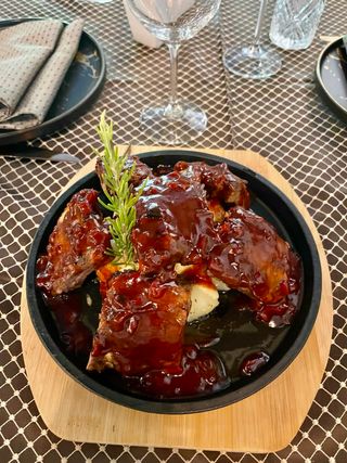 Marinirana svinjska rebra sa aromatizovanim krompirom