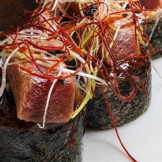 Roll Tempura con Cebolla Caramelizada con Atun flambeado, sishimi, y Filamentos de chile 9 piezas