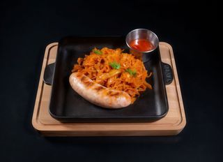 Ковбаска з тушеною капустою та соусом барбекю