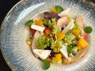 Салат з персиком та курчам