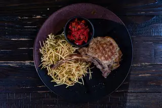 Cotlet de porc cu os și cuib de cartofi crocanți
