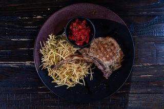 Cotlet de porc cu os și cuib de cartofi crocanți