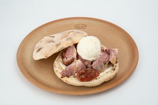 Dimljena butkica na kajmaku u somunu 300g