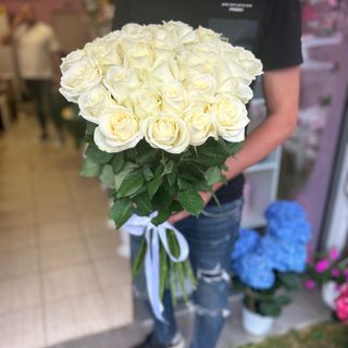 25 бр. Бели рози с панделка