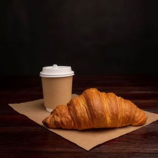 café con leche y croissant