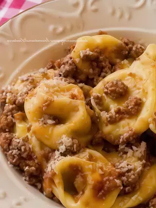 Tortelloni al ragù bolognese