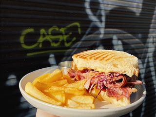 Сендвіч з пастрамі (365г)