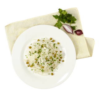 Salată din varză proaspătă cu mazăre