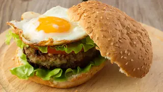 Hamburguesa con huevo y queso
