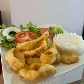 Calamares Con Ensalada Y Patatas