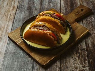Burger w sosie serowym
