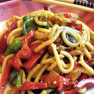 140. Tallarines udon salteados