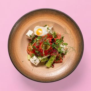 Селска салата с пъдпъдъче яйце