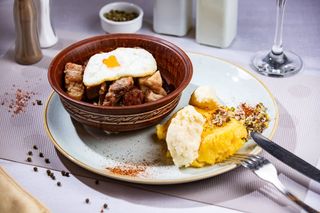 Tochitură în untură, mămăligă, brânză de burduf și ou