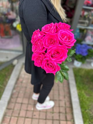 9 бр. Цикламени еквадорски рози с панделка