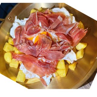 Huevo roto con jamón