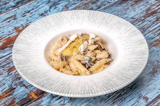 Penne cu pui si ciuperci gratinate cu brie