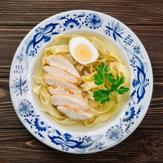 Бульйон з пастою, курячим філе та яйцем
