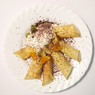 Млинці з сиром та фруктами (250г)