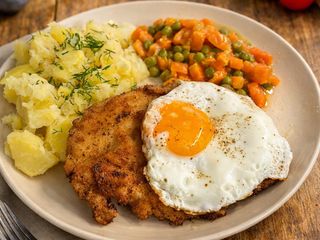 Sznycel drobiowy z jajkiem sadzonym