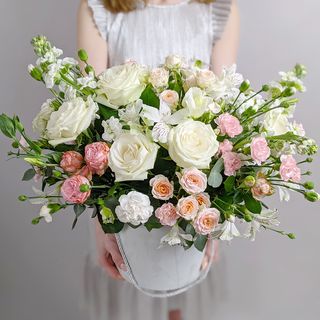 ვარდების კომპოზიცია თეთრ ყუთში 3005