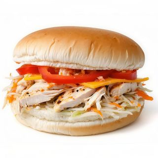 Bocadillo De Pollo Desmenuzado Con Bacon Y Pimiento