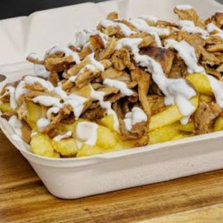 Tarrina  de kebab con patatas 