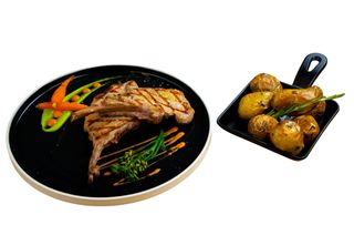 Coste di maialino “di Nebrodi” N.10 alla brace con sale Maldon e patate novelle al forno