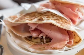 10. Piadina con porchetta e toma