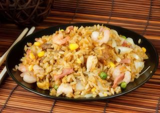 115 Riso saltato con verdure e frutti di mare e uova