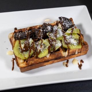 Waffles fara zahar cu ciocolata, kiwi si Oreo