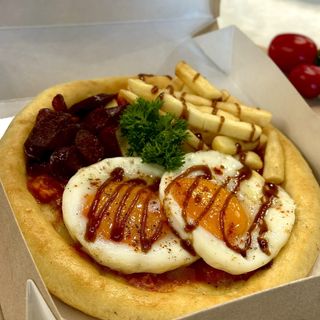 Завтрак на лепешке с глазуньей фри и охотничьими колбасками