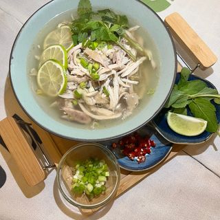 P4 Phở con pollo