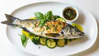 Doradă la cuptor cu legume verzi sote și sos de busuioc cu usturoi